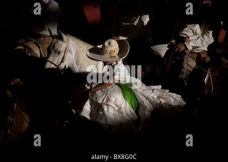 Mexikanische Amazonas von einem Escaramuza Team fahren in die Eröffnungsparade Charro Landesmeisterschaft in Pachuca, Mexiko Stockfoto