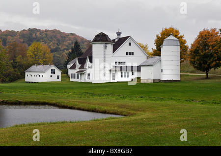 Weiße Scheune Silos und Herbst Farbe an einem regnerischen Tag in Bennington County Stockfoto