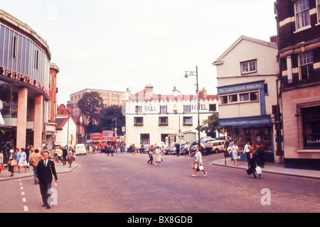 Blick auf das Stadtzentrum von Norwich 1964 auf Red Lion Street in Richtung Bell Hotel auf Orford Street suchen Stockfoto