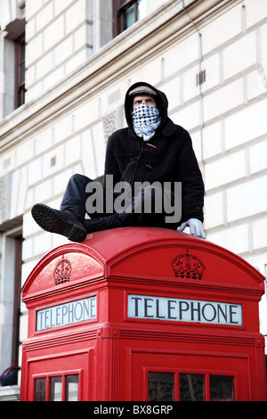 Ein Student Demonstrant auf einer Telefonzelle. Kursteilnehmerprotest. Parliament Square. Westminister. London Stockfoto