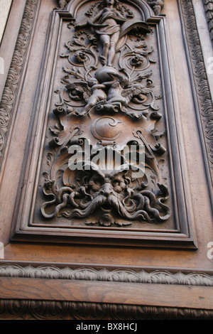 Formen aus Holz geschnitzte Tür in Rom, Italien Stockfoto