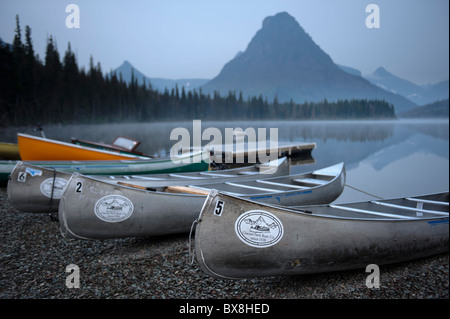 Kanus am Ufer der beiden Medicine Lake, Glacier National Park, Montana Stockfoto