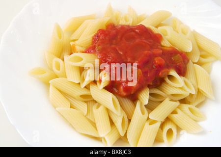 typisches Gericht der italienischen Küche: Penne mit Tomaten-sauce isolierten auf weißen Hintergrund Stockfoto