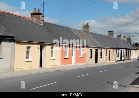 Eine Reihe von bunten Bungalows in Waterford City, County Wexford, Irland (Eire). Stockfoto