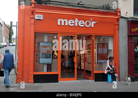 Der Meteor Mobiltelefon laden auf Main Street, Co. Wexford, Irland. Stockfoto