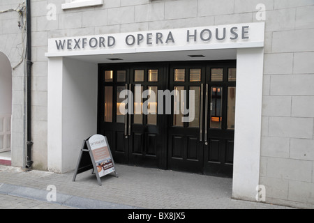 Main entrance ans neue Wexford Opera House, Heimat der weltberühmten Wexford Opera Festival, Wexford Town, Irland. Stockfoto