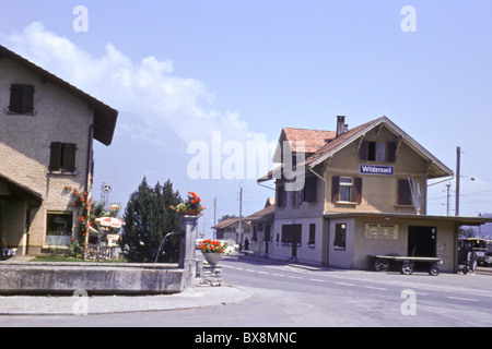 Ein Original 1960er Bild von Wilderswil (jetzt) Bahnhof Interlaken-West Gebäude, Interlaken-Oberhasli, Bern, Schweiz. Stockfoto