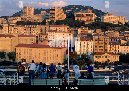 Menschen beobachten den Sonnenaufgang über Ajaccio vom Deck des angedockten Fähre, Ajaccio, Korsika, Frankreich. Stockfoto