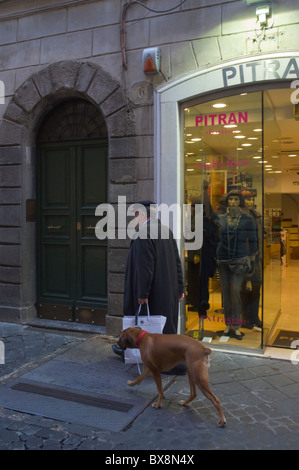 Mann zu Fuß Hund Via Condotti Straße Tridente Bezirk Rom Italien Europa Stockfoto