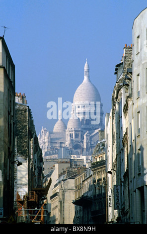 Sacre Coeur aus der Chartres Street, 18. Arrondissement, Paris, Frankreich. Stockfoto