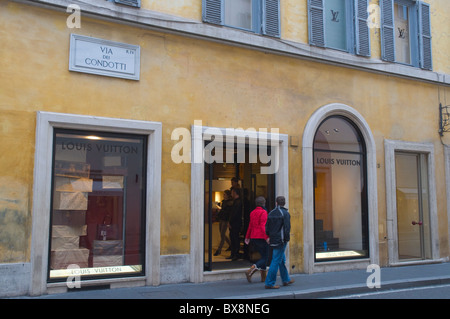 Louis Vuitton-Geschäft entlang der Via dei Condotti Straße Tridente Bezirk Rom Italien Europa Stockfoto