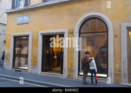 Louis Vuitton-Geschäft entlang der Via dei Condotti Straße Tridente Bezirk Rom Italien Europa Stockfoto