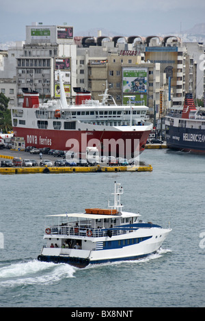 Nova Fähren Auto und Personenfähre Phedra Liegeplatz im Hafen von Piräus Hafen Tour Schiff Kreuzfahrt durch Stockfoto