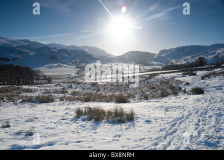 Die Vale Keswick in helle Wintersonne mit Blick auf den Lakelandpoeten Bereich, Lake District, Cumbria. Stockfoto