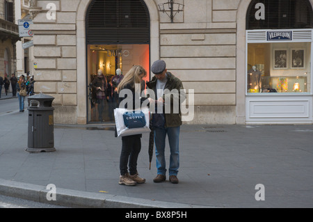 Paar Lesen der Karte Via dei Condotti Straße zentrale Rom Italien Europa Stockfoto