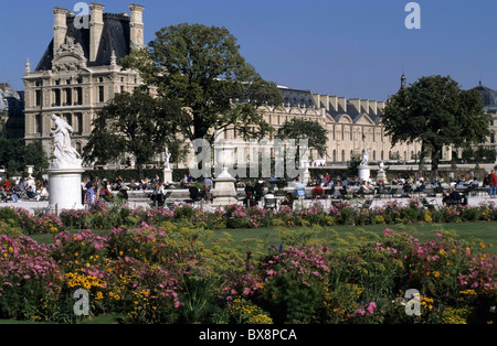 Das Louvre-Museum, gesehen von der Jardin des Tuileries, Paris, Frankreich. Stockfoto