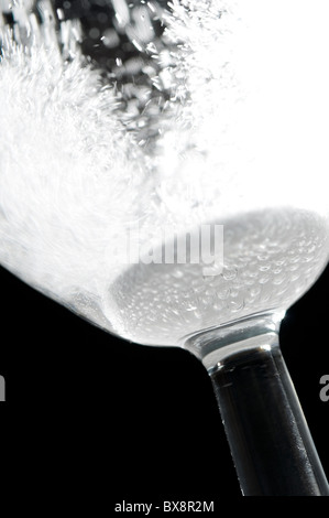 Alka Seltzer Brausetabletten im Weinglas Stockfoto