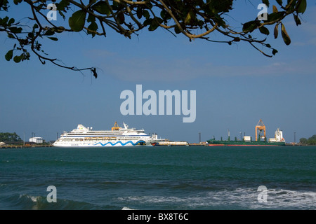 Die AIDAaura Kreuzfahrtschiff angedockt an Puerto Limon, Costa Rica. Stockfoto