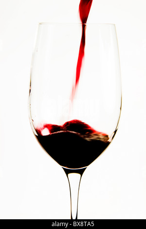 Rotwein Gießen in ein Tasting Glas Stockfoto