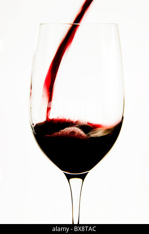 Rotwein Gießen in ein Tasting Glas Stockfoto