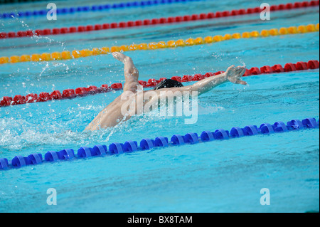 Ein Mann, Schwimmen, Butterfly-Stil Stockfoto