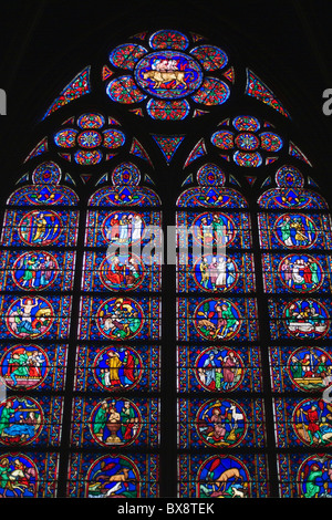 Glasfenster in der Kathedrale Notre Dame, Paris, Frankreich. Stockfoto