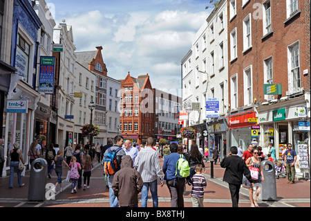 Einkaufen in Grafton Street, Fußgängerzone, Stadt Dublin, Irland Stockfoto