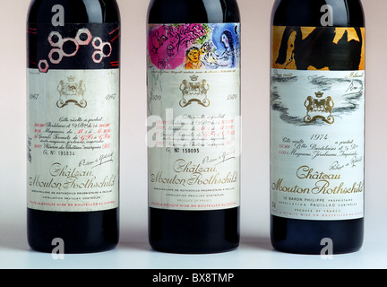 Seltene und originelle Flaschen Chateau Mouton Rothschild rot Wein mit Etikett und Kunstwerk entworfen und von den berühmten Künstlern Stockfoto