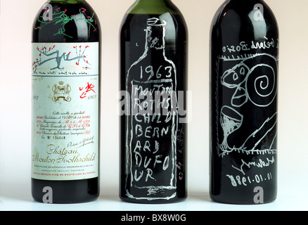 Seltene und originelle Flaschen Chateau Mouton Rothschild roten Wein mit Etikett und Kunstwerke von berühmten Künstlern gestaltet Stockfoto