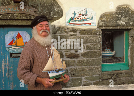 Frankreich, Bretagne, Morbihan, Ile de Groix, einem alten Fischer, Jean Le Mene, vor seinem Haus Stockfoto