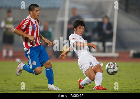 KAIRO - 5. OKTOBER: Min Woo Kim aus Südkorea (R) gibt den Ball gegen Jorge Moreira aus Paraguay (L) während eines Achtelfinale der FIFA U-20-Weltmeisterschaft am 5. Oktober 2009 im Kairoer International Stadium in Kairo, Ägypten. Nur redaktionelle Verwendung. Kommerzielle Nutzung verboten. (Foto: Jonathan Paul Larsen / Diadem Images) Stockfoto