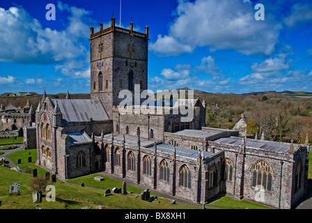 St Davids Cathedral (Walisisch: Eglwys Gadeiriol Tyddewi) befindet sich in St. Davids in der Grafschaft Pembrokeshire, auf den meisten übergehende Stockfoto