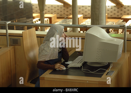 Ein ägyptischer Student trägt ein Kopftuch mit einem Computer an die Bibliotheca Alexandrina eine große Bibliothek und kulturellen Zentrum in der Stadt Alexandria in Ägypten Stockfoto