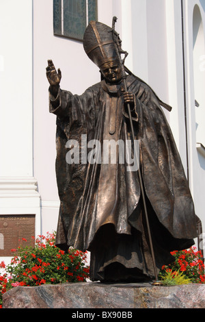 Denkmal von Papst Johannes Paul II und die Basilika von der Darstellung der Jungfrau Maria, Wadowice, Polen Stockfoto