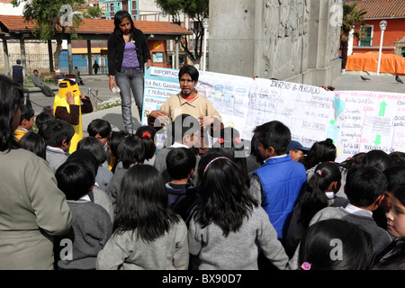 Der Lehrer erklärt seiner Klasse La Paz, Bolivien, die Vorteile der Verstaatlichung der Erdgasindustrie des Landes Stockfoto