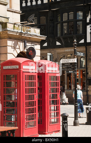 Zwei rote K6 Telefon Kiosk im Zentrum der Stadt. Chester, Cheshire, England, Großbritannien, Großbritannien Stockfoto