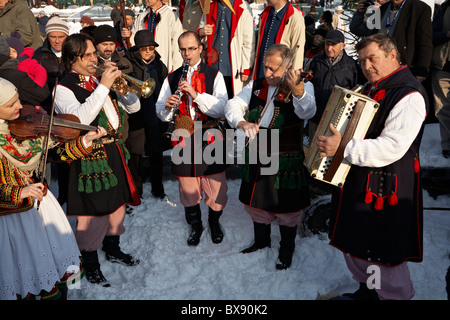 Polen Krakau Folk Musiker gekleidet in polnischer Tracht während Szopki Krippe machen Wettbewerb Dezember 2010 Stockfoto