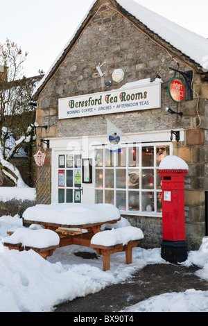 Hartington, Derbyshire, England, Vereinigtes Königreich, Europa. Beresford Tee Zimmer Café und Post mit Schnee auf den Tischen im Freien im winter Stockfoto