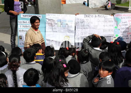 Der Lehrer erklärt seiner Klasse La Paz, Bolivien, die Vorteile der Verstaatlichung der Erdgasindustrie des Landes Stockfoto