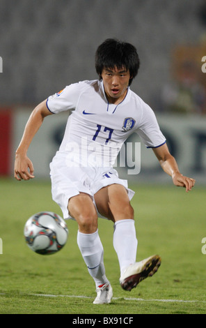 KAIRO - 5. OKTOBER: Suk Young Yun aus Südkorea übergibt den Ball während eines Achtelfinale der FIFA U-20-Weltmeisterschaft gegen Paraguay am 5. Oktober 2009 im Kairo International Stadium. Nur redaktionelle Verwendung. Kommerzielle Nutzung verboten. (Foto: Jonathan Paul Larsen / Diadem Images) Stockfoto