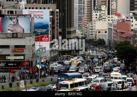 Verkehrsstaus/Blockaden auf der Avenida Mariscal Santa Cruz Straße durch das Zentrum von La Paz, Bolivien Stockfoto