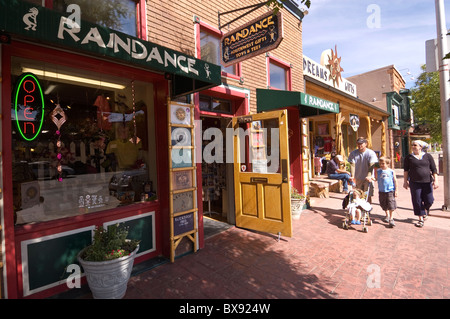 Elk289-1003 Utah, Moab, Innenstadt Straßenszene mit Läden und Shopper Stockfoto