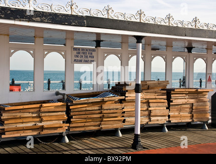 Liegestühle, gestapelt auf Klasse 2 aufgeführten Brighton Pier von R St George Moore Brighton Sussex England Europa Stockfoto