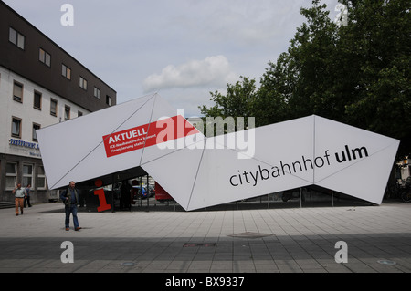 Werbung für die Neustadt-Station am Hauptbahnhof Ulm Stockfoto