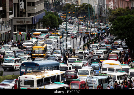 Verkehrsstaus/Blockaden auf der Avenida Mariscal Santa Cruz Straße durch das Zentrum von La Paz, Bolivien Stockfoto