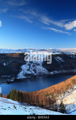 Herbst trifft Winter. Über Thirlmere Stausee, Armboth Fell. Seenplatte, UK Stockfoto