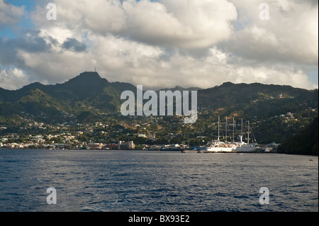 Kreuzfahrtschiff in Kingstown, St. Vincent & The Grenadines Hafen. Stockfoto