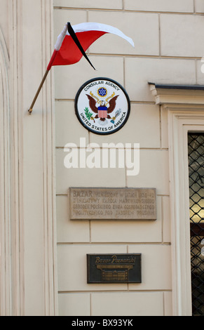 Polnische Flagge mit einem Trauer Band hing beim amerikanischen Konsulat in Poznan, Polen Stockfoto