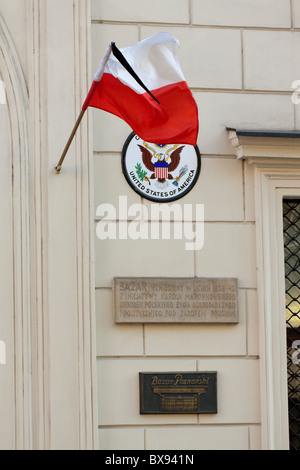 Polnische Flagge mit einem Trauer Band hing beim amerikanischen Konsulat in Poznan, Polen Stockfoto