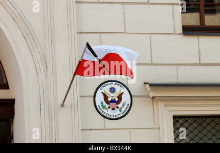 Polnische Flagge mit einem Trauer Band hing beim amerikanischen Konsulat in Poznan, Polen Stockfoto